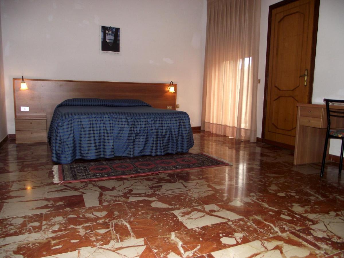 Hotel Ristorante Mosaici بياتْسا أرمارِنا الغرفة الصورة